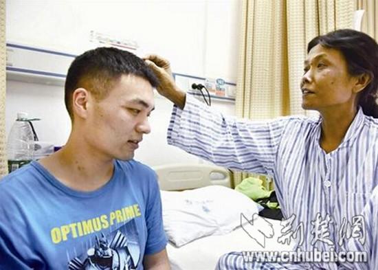 武汉22岁大学生割肝救母 称只要妈妈在什么都值得