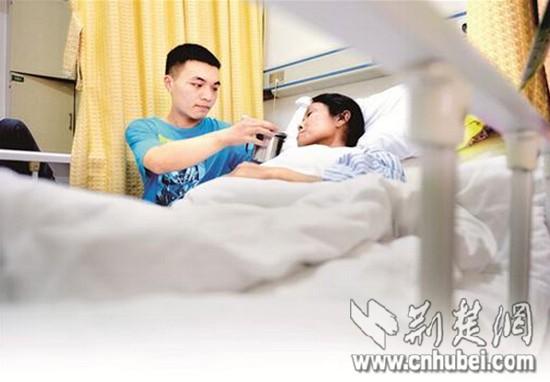 武汉22岁大学生割肝救母 称只要妈妈在什么都值得