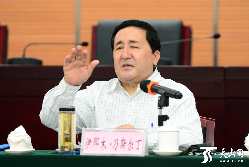 新疆旅游工作落实推进会召开 力争2015年实现旅游总消费过千亿