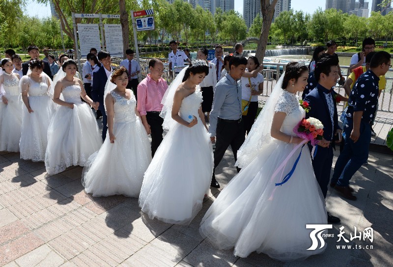 新疆库尔勒市5·20公益环保集体婚礼隆重举