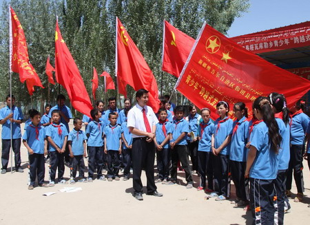 和田县塔瓦库勒乡举办青少年预备队宣誓授旗仪