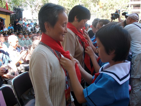 缅怀革命先烈 弘扬时代精神 65年后重聚党旗下