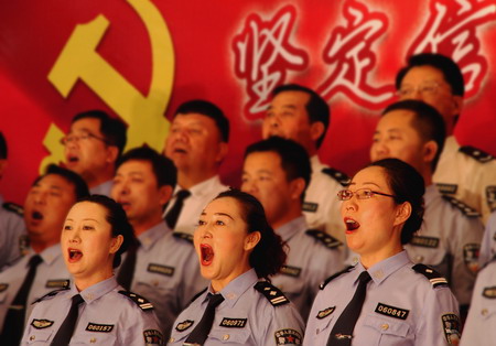 新疆伊犁州公安民警唱红歌