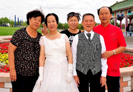 免费为钻石婚老人拍婚纱照