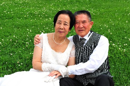 免费为钻石婚老人拍婚纱照