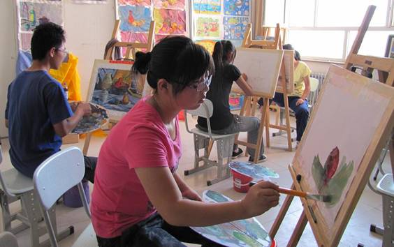 和硕青少年活动中心助学生快乐度假期