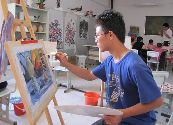 和硕青少年活动中心助学生快乐度假期