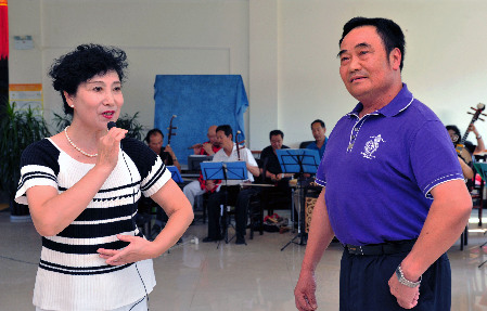 老义工慰问孤儿