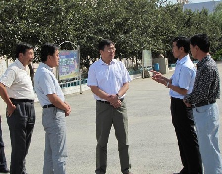 和硕县县委副书记、县长坎•巴太深入该县各中小学调研“两基”巩固提高工作
