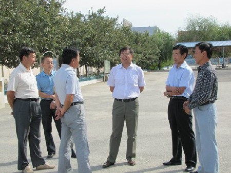 和硕县县委副书记、县长坎•巴太深入该县各中小学调研“两基”巩固提高工作