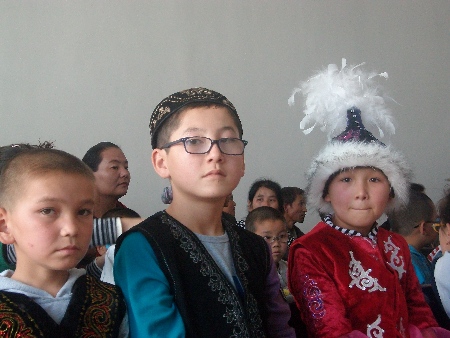 33名贫困家庭弱视儿童赴京接受免费治疗