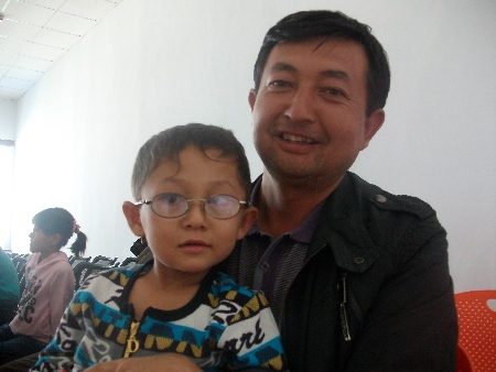 33名贫困家庭弱视儿童赴京接受免费治疗