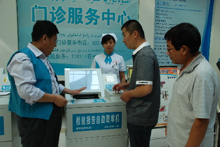 百名医务志愿者 义务服务各族患者