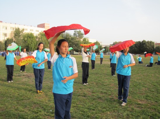 和硕县一中 学生校园体育锻炼每天满一小时