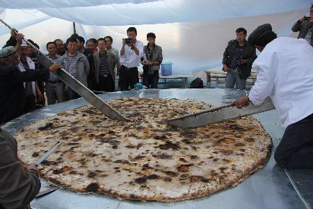 新疆且末烤出巨型肉馕可供万人同时享用