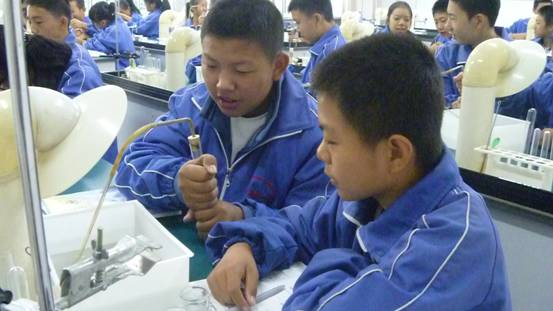 和硕县一中举办中学生化学实验操作技能竞赛