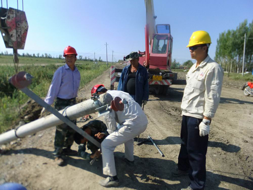 兵团农七师一二五团供电所第一时间抢修大风冰雹毁损高压线路