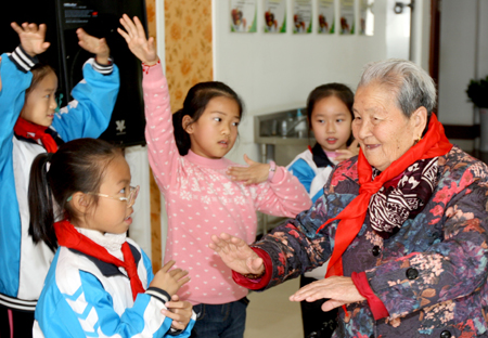 克拉玛依小学生：童心献老人