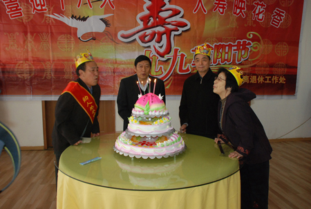 石河子大学举行“庆重阳、祝大寿联欢会”