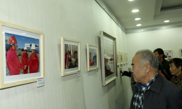 克拉玛依举办《我们的节日》摄影展迎接“十八大”