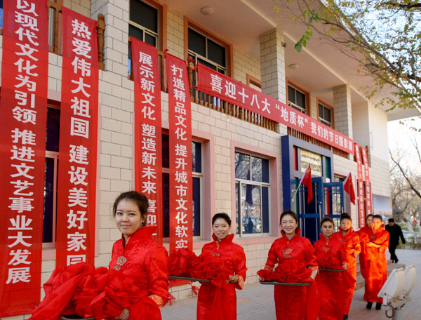 克拉玛依举办《我们的节日》摄影展迎接“十八大”