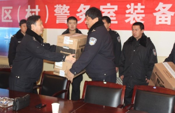 奎屯市公安局举行社区(农村)警务室装备发放仪式