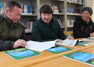 农牧民农家书屋里学习忙