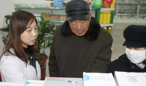 新疆克拉玛依：“药品超市”惠民生