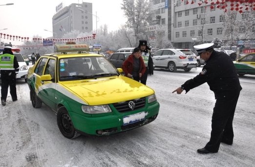 奎屯交警温情执法赢得市民交口称赞