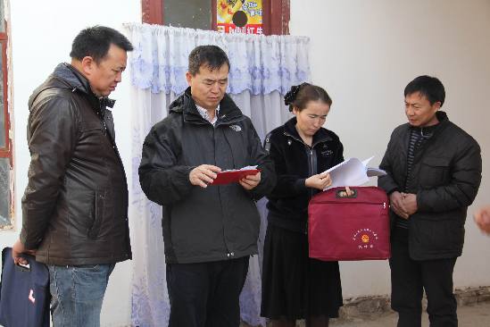 第三师民政局领导来红旗农场调查社会救助工作