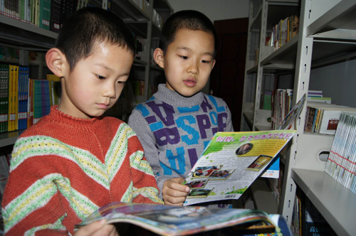 新疆兵团六师共青团农场农家书屋吸引学生读书