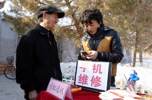 新疆兵团六师共青团农场百名“雷锋”真情服务社会