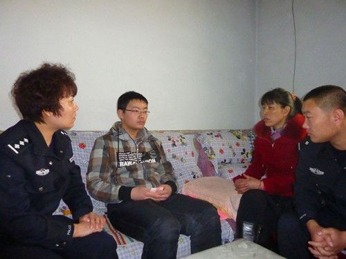 新疆兵团民警传递爱心将雷锋精神进行到底