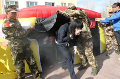 新疆克拉玛依：消防疏散进校园