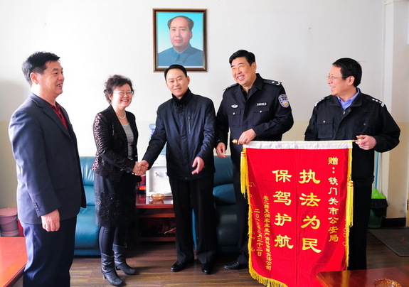 热心服务企业 锦旗相送表谢意