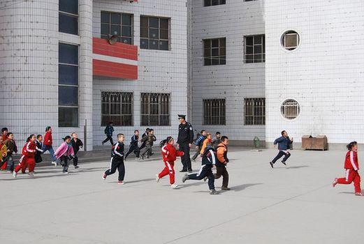 新疆兵团二师公安机关组织学生进行消防应急演练