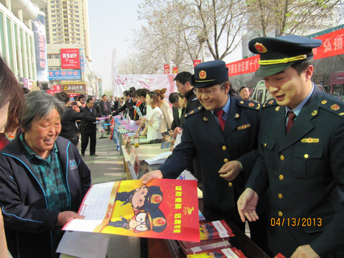 新疆奎屯市开展第十个“宪法、法律宣传月”活动