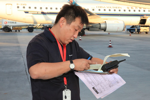 日装行李近万件 机型特点“门儿清”：探访航空货运监装员