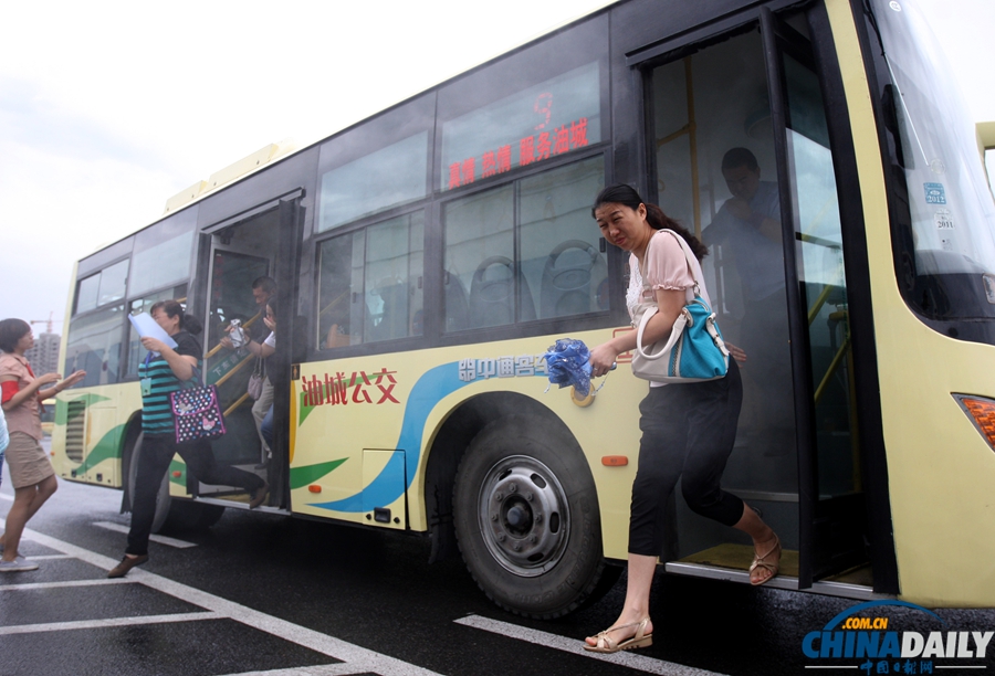 克拉玛依举行公交车辆突发火灾逃生疏散演练