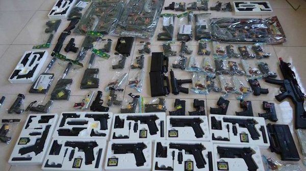 奎屯市公安局收缴81支仿真枪 及时消除安全隐患