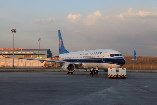 南航波音737-800客机首飞疆内支线航班