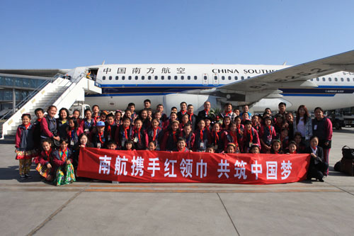 赴湘吐鲁番“红领巾”乘南航“梦幻航班”返疆