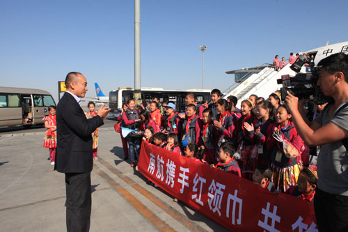 赴湘吐鲁番“红领巾”乘南航“梦幻航班”返疆