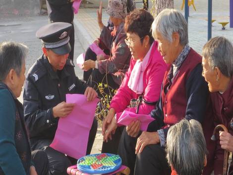 奎屯市公安民警深入辖区开展防电信诈骗宣传教育活动