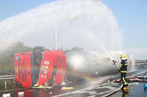 新疆首台消防机器人亮相克拉玛依[1]
