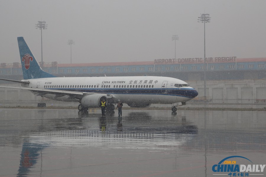 乌机场迎今冬首场降雪 南航新疆进入“冬运模式”