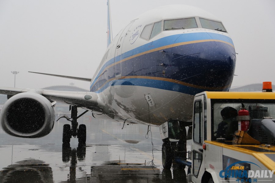 乌机场迎今冬首场降雪 南航新疆进入“冬运模式”