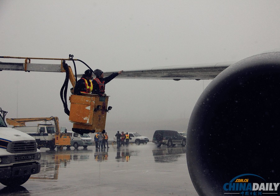 乌机场迎今冬首场降雪 南航新疆进入“冬运模式”