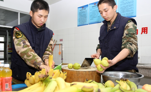 新疆克拉玛依：“六个一”爱暖新兵心