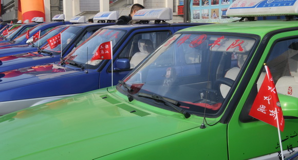 “油城”克拉玛依绿丝带志愿者：倡导文明出行